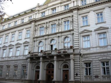 Працівник Львівської облдержадміністрації в середньому отримує менше 12 тисяч гривень посадового окладу