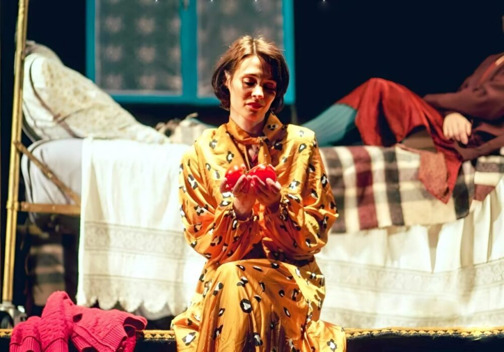 Дочки Молочайник Театр Лесі Українки мама