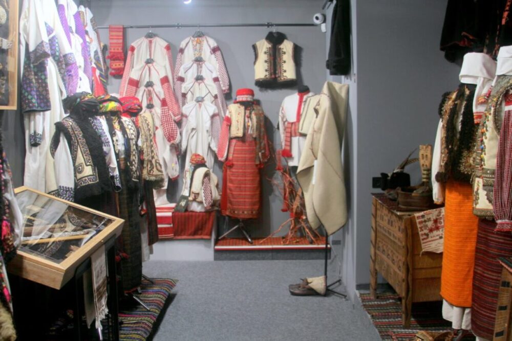 У колекції вишиванки з 12 регіонів