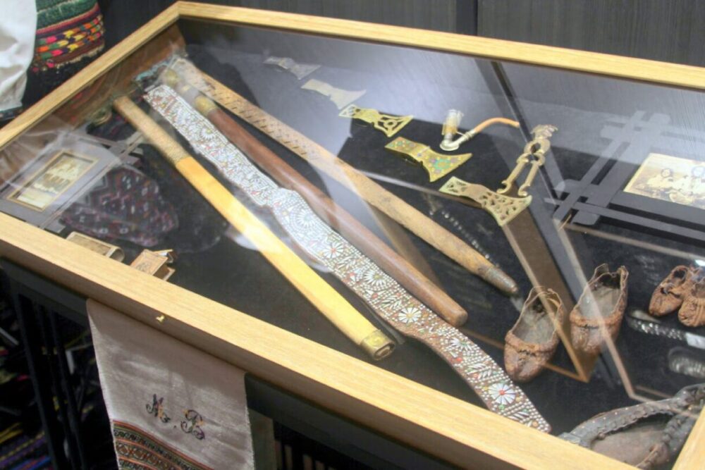 В експозиції не тільки вишиванки, є навіть бартки і люлька