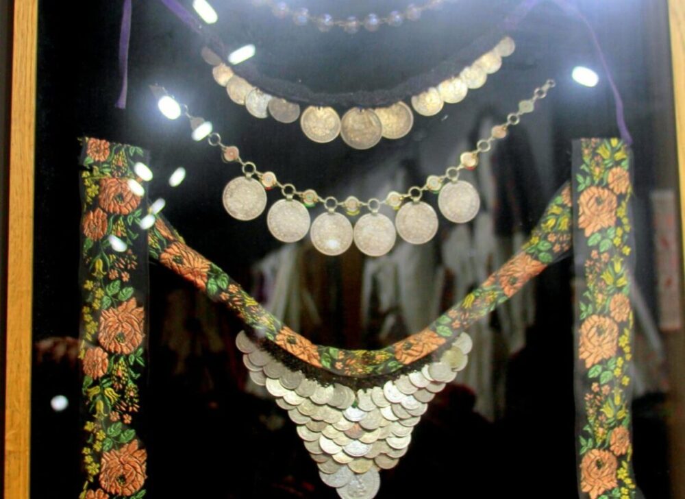 В колекції є не тільки вишиванки, а й дукачі