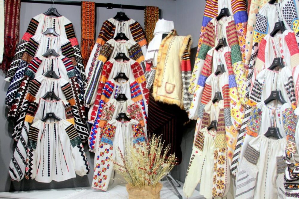 Вишиванки з розшитими рукавами носили дівчата або молодиці