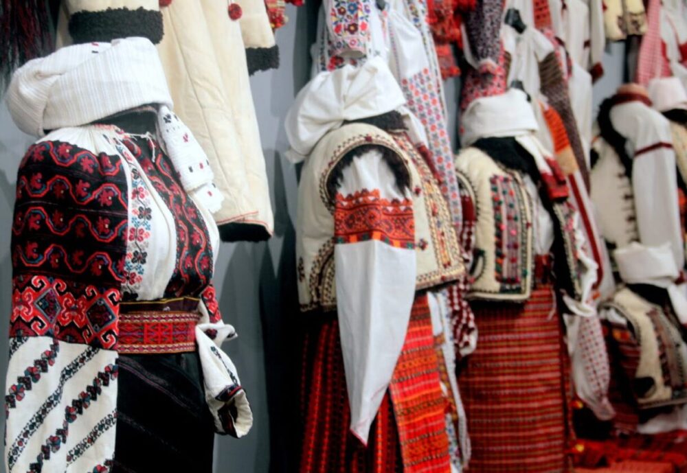 Тут можна побачити вишиванки з розшитими рукавами і уставкові