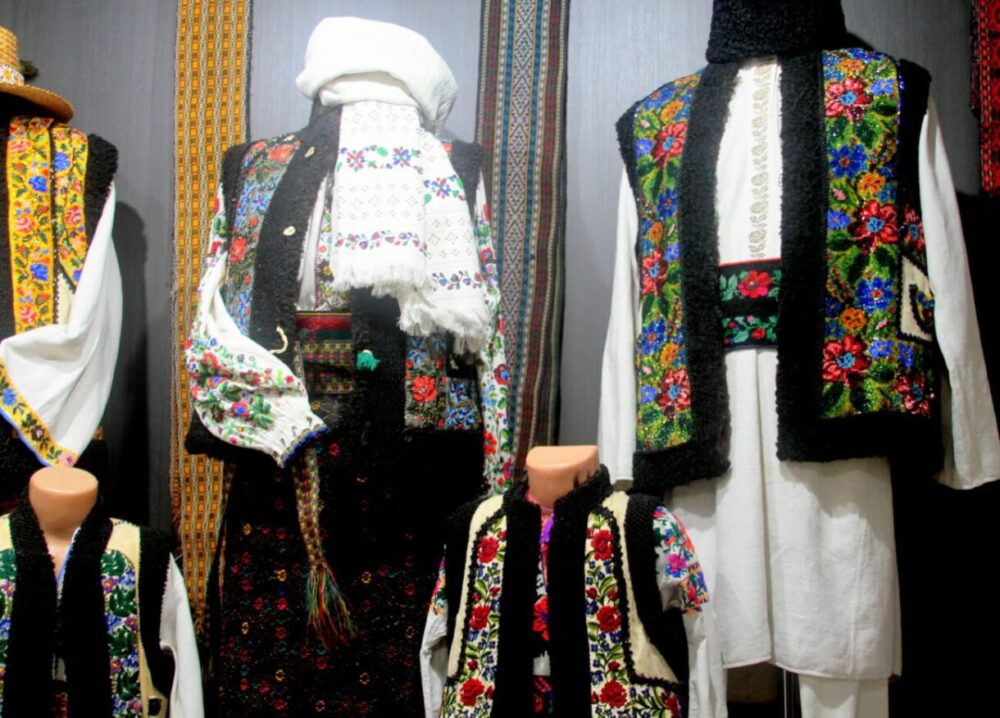 Вишиванки з колекції Роксоляни Шемчук можна побачити у її музеї приватної колекції