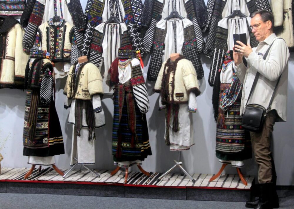 Юрій Мельничук може розповісти про вишиванки дуже багато