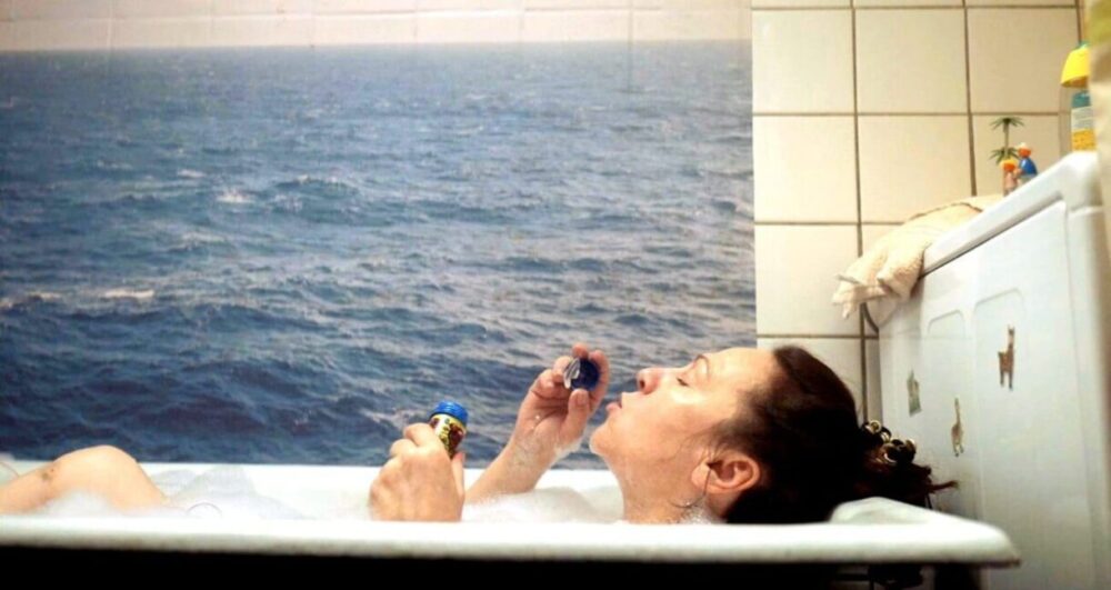 Мама Надя приймає ванну